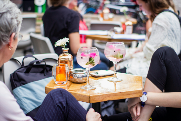 gasten op een horeca terras