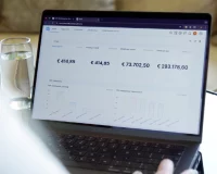 untill webmanagement op een laptop