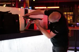 installatie van een untill kassascherm bij hollywood entertainment center rotterdam