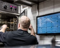 jks keukenpersoneel bij keukenscherm en oven