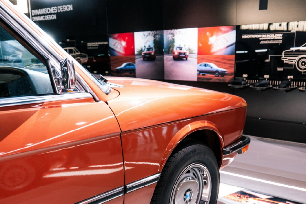 Auto tentoonstelling in een museum