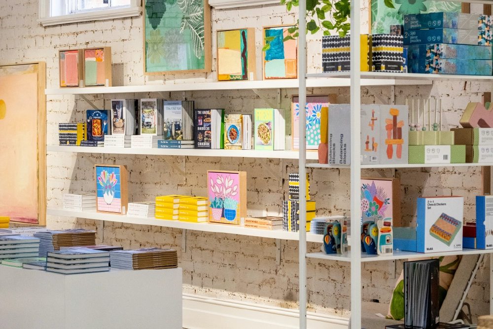 Een museumshop met boeken en spelletjes
