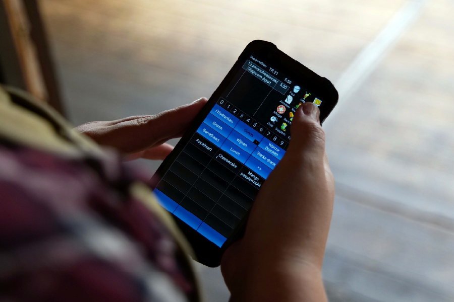 bediening met handheld bij bierbrouwerij oijen