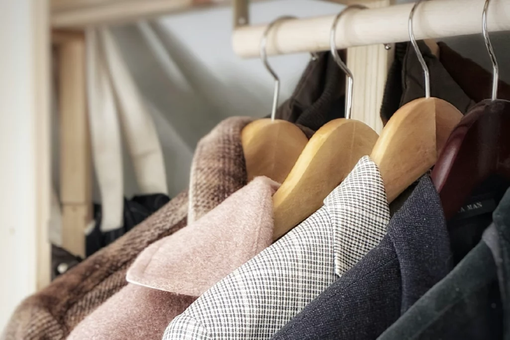 kledingwinkel met kleding op hanger