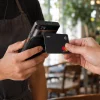 horeca bediening rekent contactloos af aan tafel