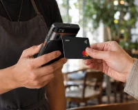 horeca bediening rekent contactloos af aan tafel