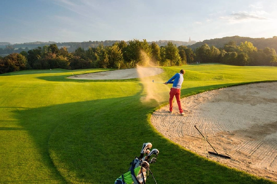 golfspeler op de golfbaan van het rijk van margraten