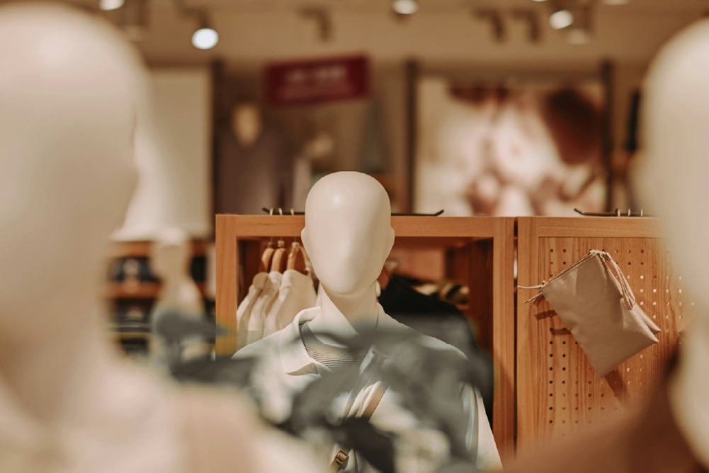 paspop in een kledingwinkel