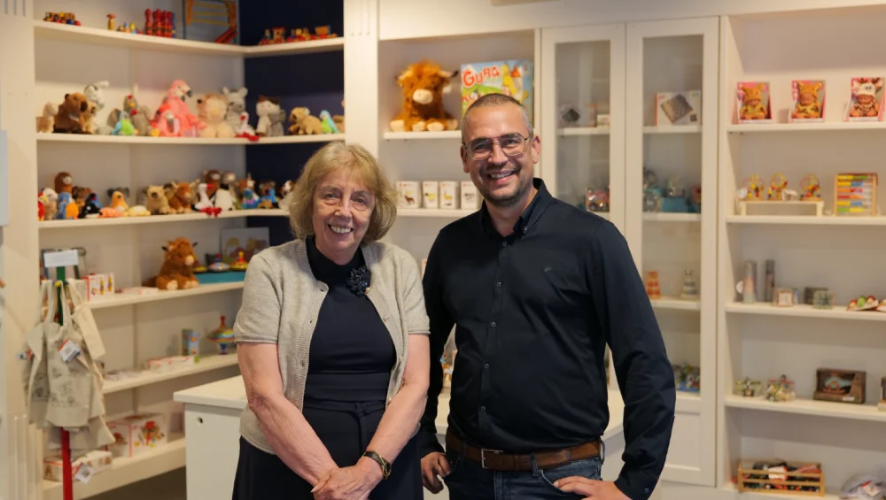 Adviseur Pim Dams met directrice Annemarie van het Speelgoedmuseum