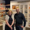 Adviseur Pim Dams met directrice Annemarie van het Speelgoedmuseum