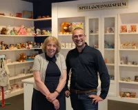 Adviseur Pim Dams met directrice Annemarie van het Speelgoedmuseum