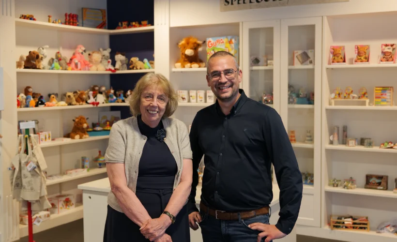Adviseur Pim Dams met directrice Annemarie van het Speelgoedmuseum